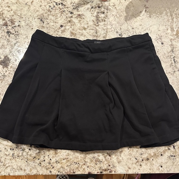 *GENTLY WORN* Express Size L High Waisted Fleece Knit Pleated Mini Skort - Picture 1 of 5